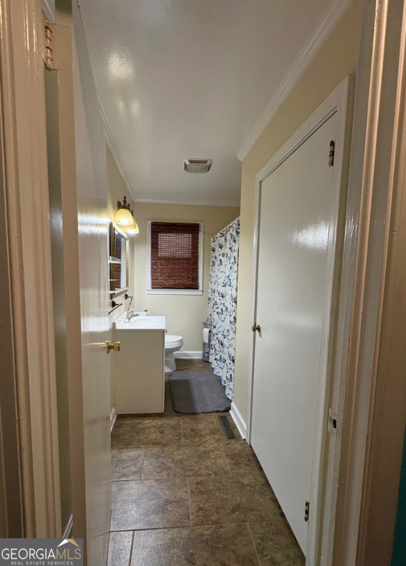 601 Linton Road South Sandersville, GA 31082 - Photo 15 of 24 a bathroom with a sink a mirror and a bathtub
