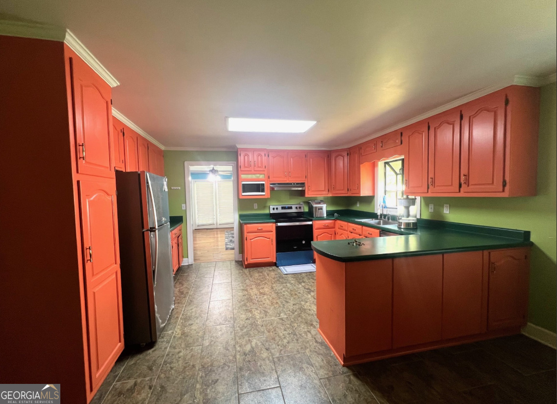 601 Linton Road South Sandersville, GA 31082 - Photo 10 of 24 a kitchen with stainless steel appliances granite countertop a refrigerator and a sink