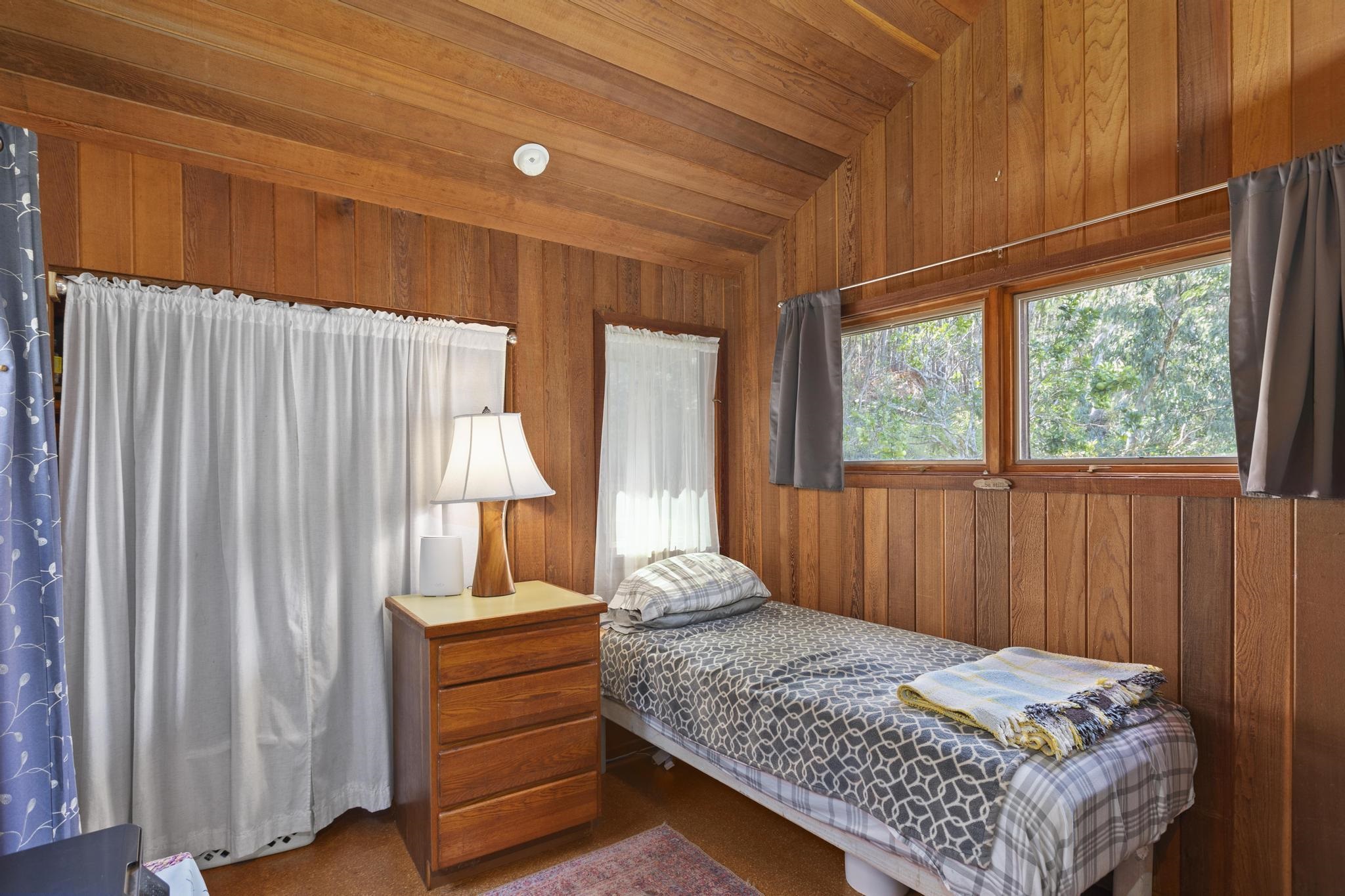 2450 Piiholo Road Makawao, HI 96768 - Photo 23 of 39 a bedroom with a bed and a window