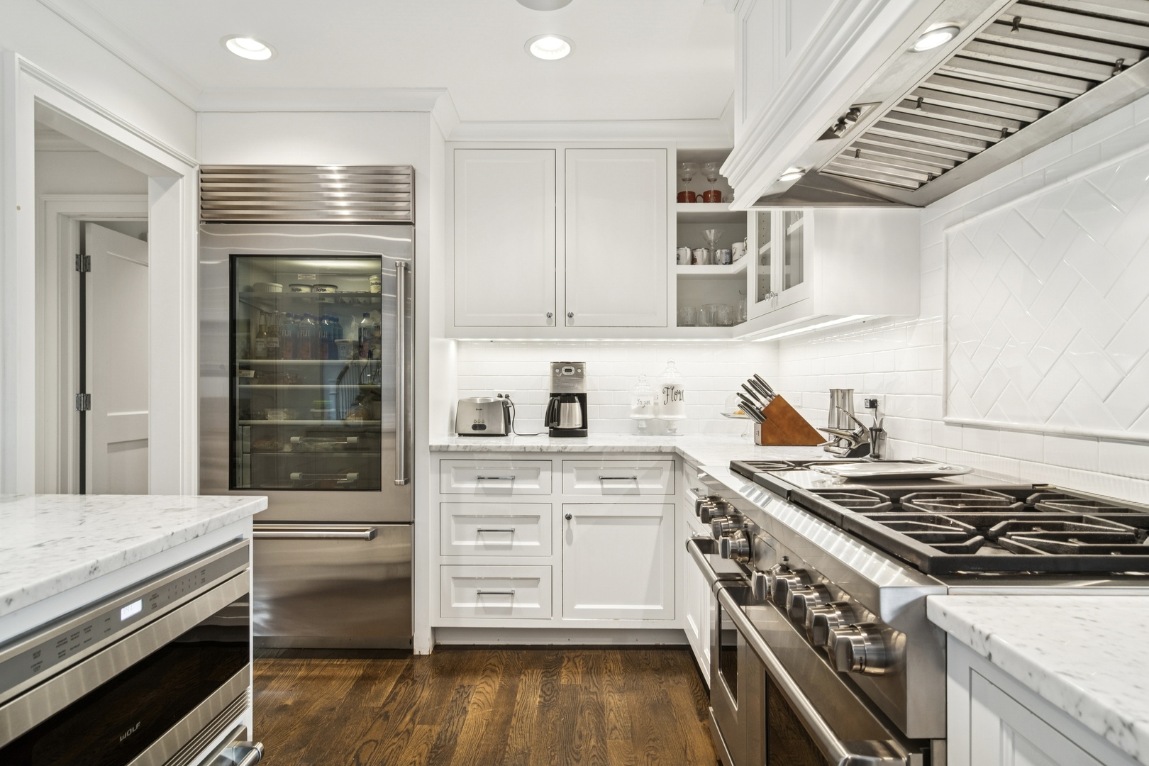 135 South Maywood Road Lake Forest, IL 60045 - Photo 12 of 35 a kitchen with granite countertop a stove and a cabinets