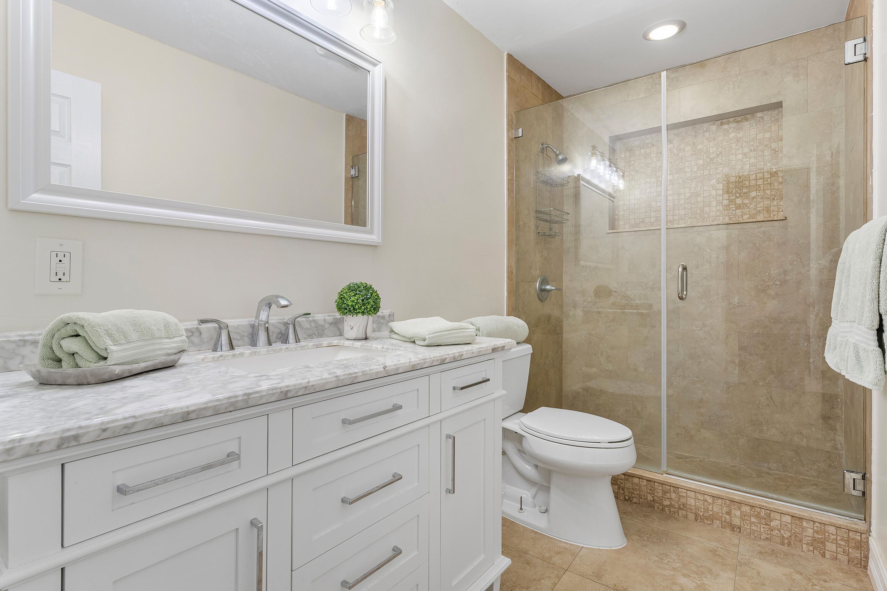 770 Northwest 3rd Avenue Boca Raton, FL 33432 - Photo 20 of 45 Guest Bath Room