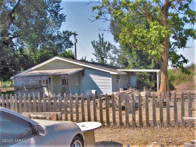 760 Lenseign Road Mabton, WA 98935 - Photo 3 of 16 a backyard of a house with table and chairs