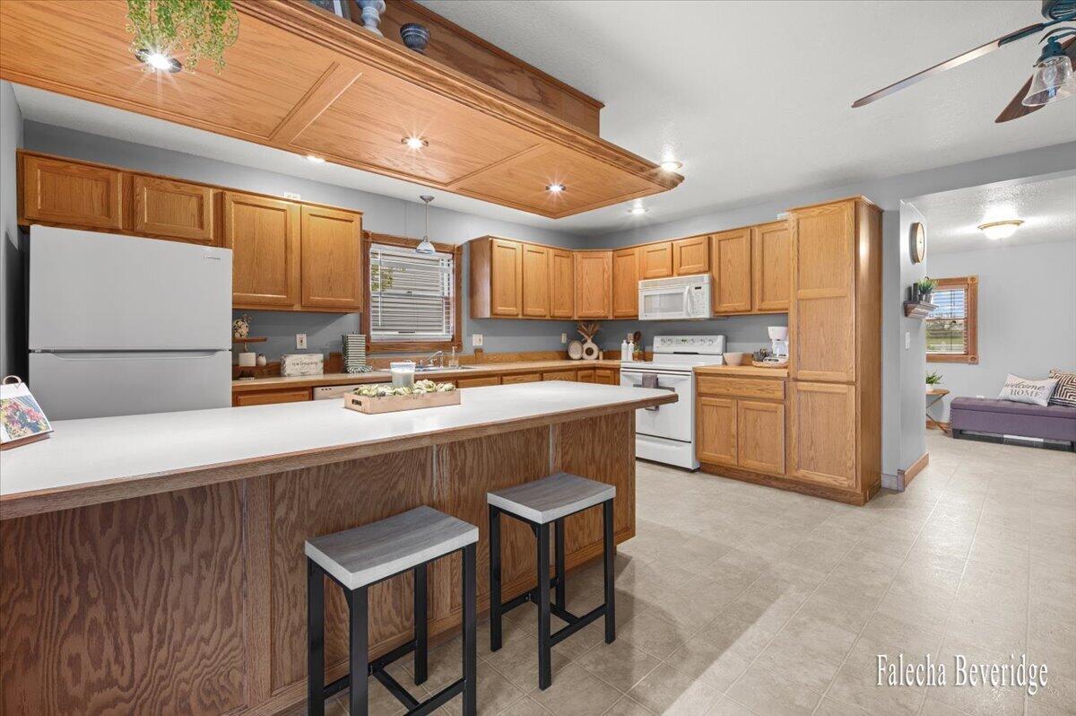 8022 East Vernon Road Clare, MI 48617 - Photo 17 of 44 Kitchen