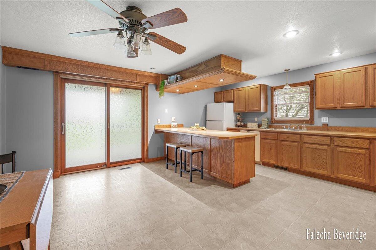 8022 East Vernon Road Clare, MI 48617 - Photo 18 of 44 Kitchen