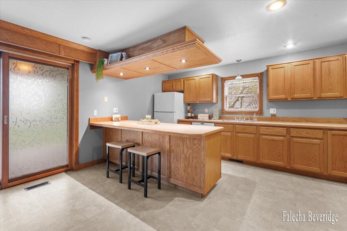 8022 East Vernon Road Clare, MI 48617 - Photo 19 of 44 Kitchen