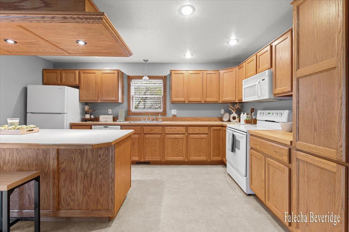 8022 East Vernon Road Clare, MI 48617 - Photo 20 of 44 Kitchen