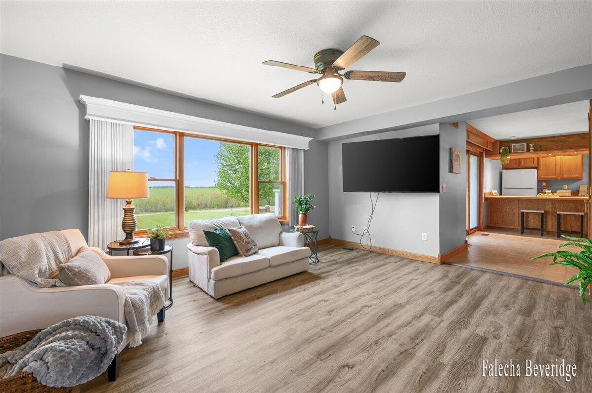 8022 East Vernon Road Clare, MI 48617 - Photo 24 of 44 Living Room