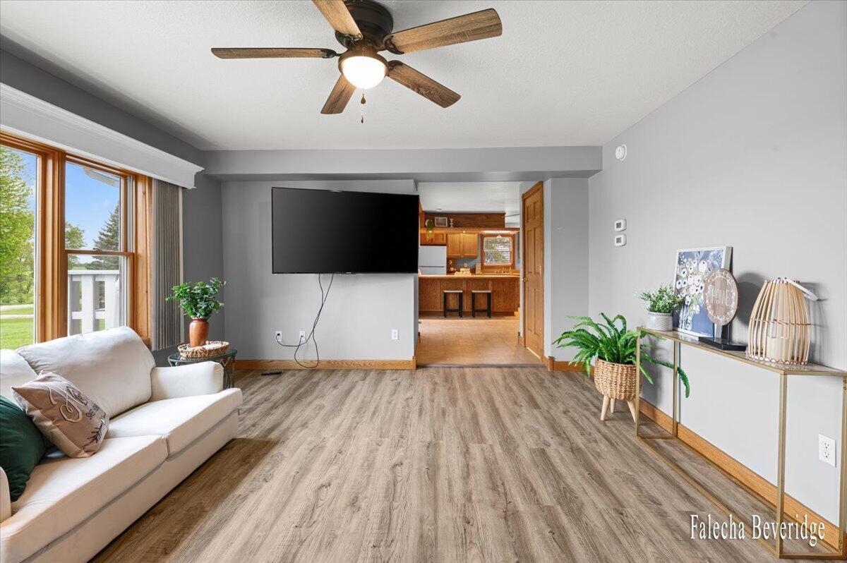 8022 East Vernon Road Clare, MI 48617 - Photo 25 of 44 Living Room