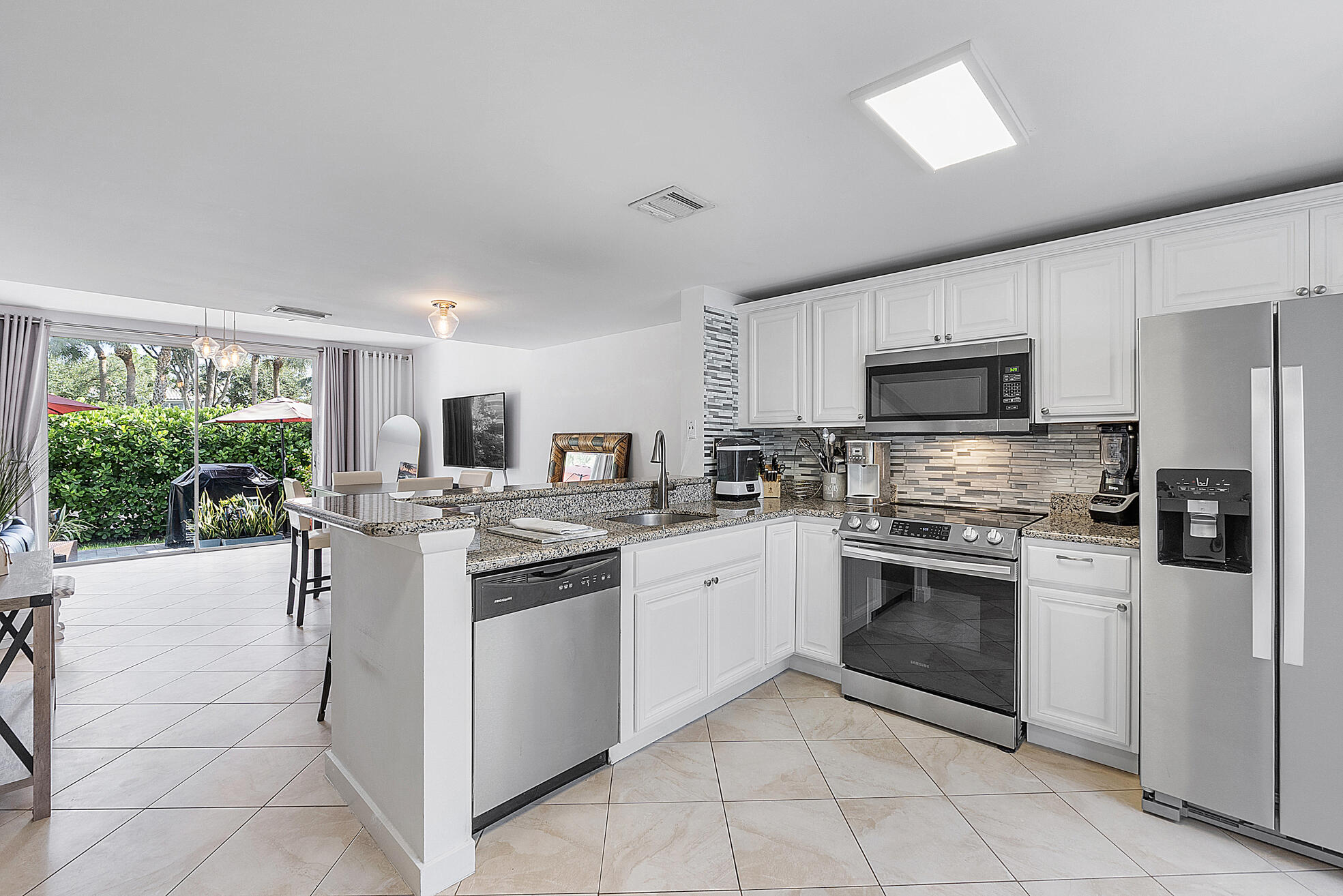 1082 Jeffrey St_004