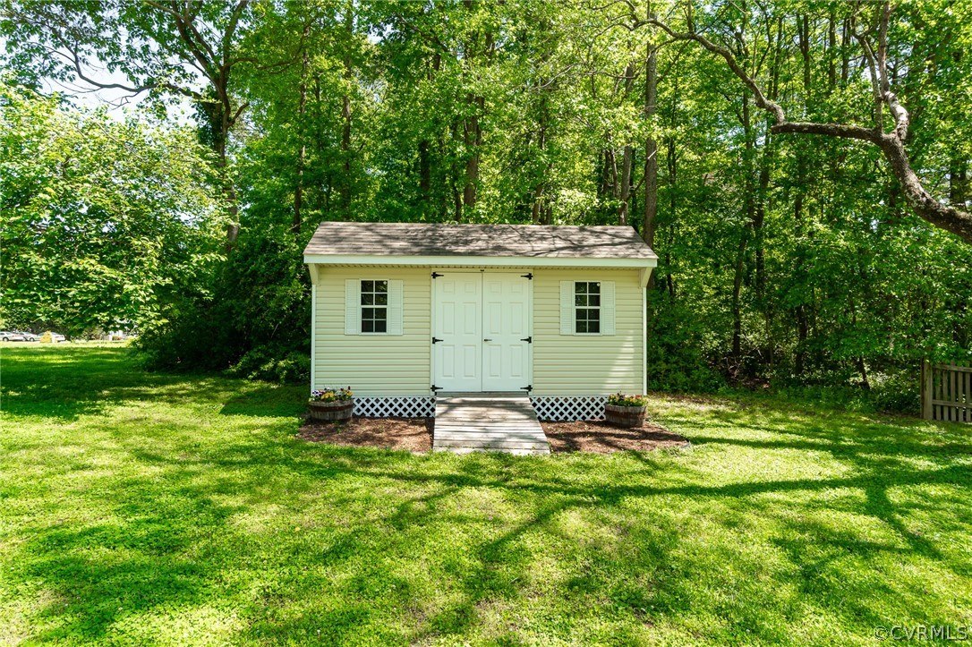 7512 Tangle Ridge Drive Mechanicsville, VA 23111 - Photo 20 of 23 a view of a backyard with a small cabin