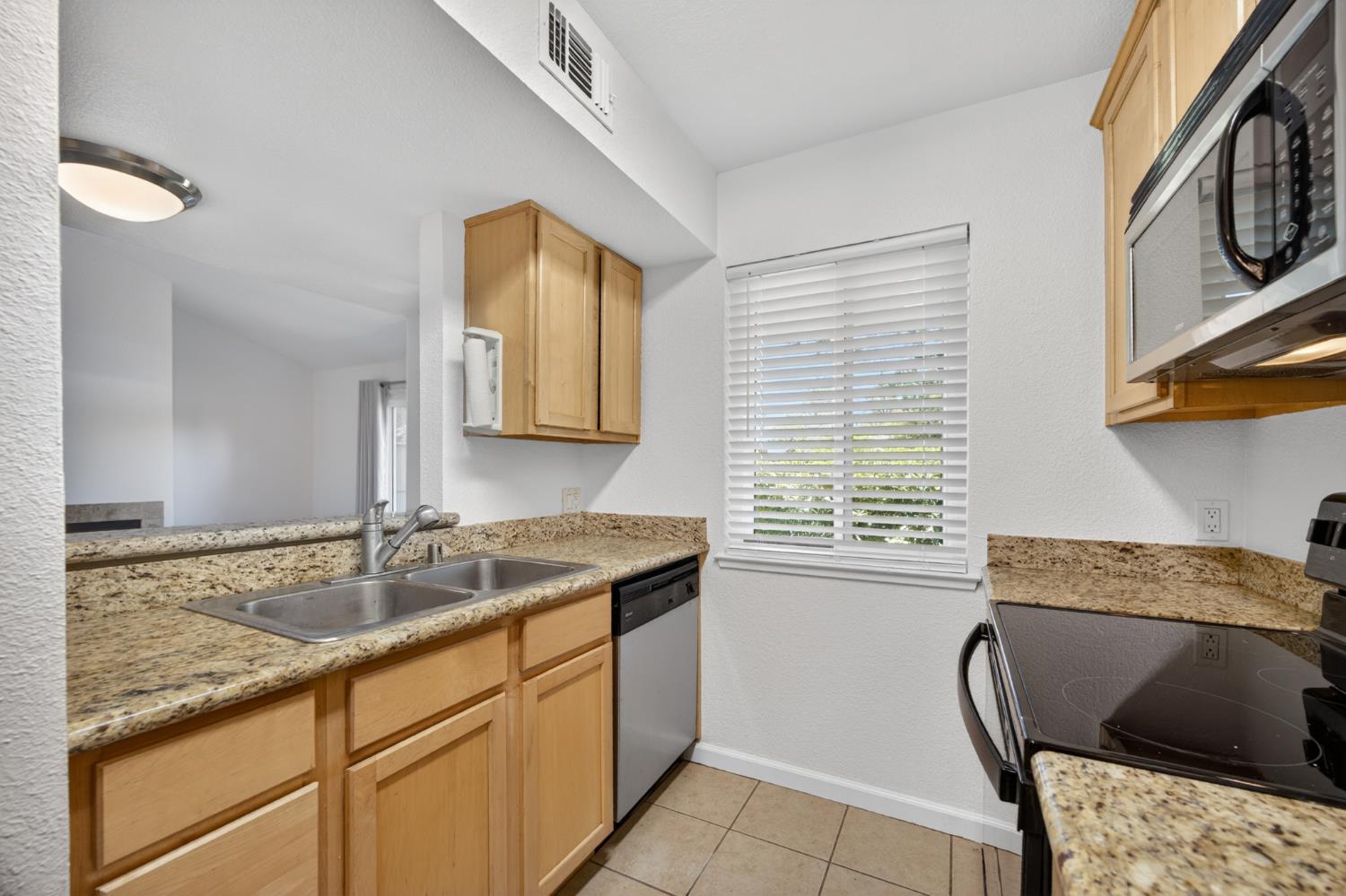 6239 Riverside Boulevard, Unit 2 Sacramento, CA 95831 - Photo 14 of 42