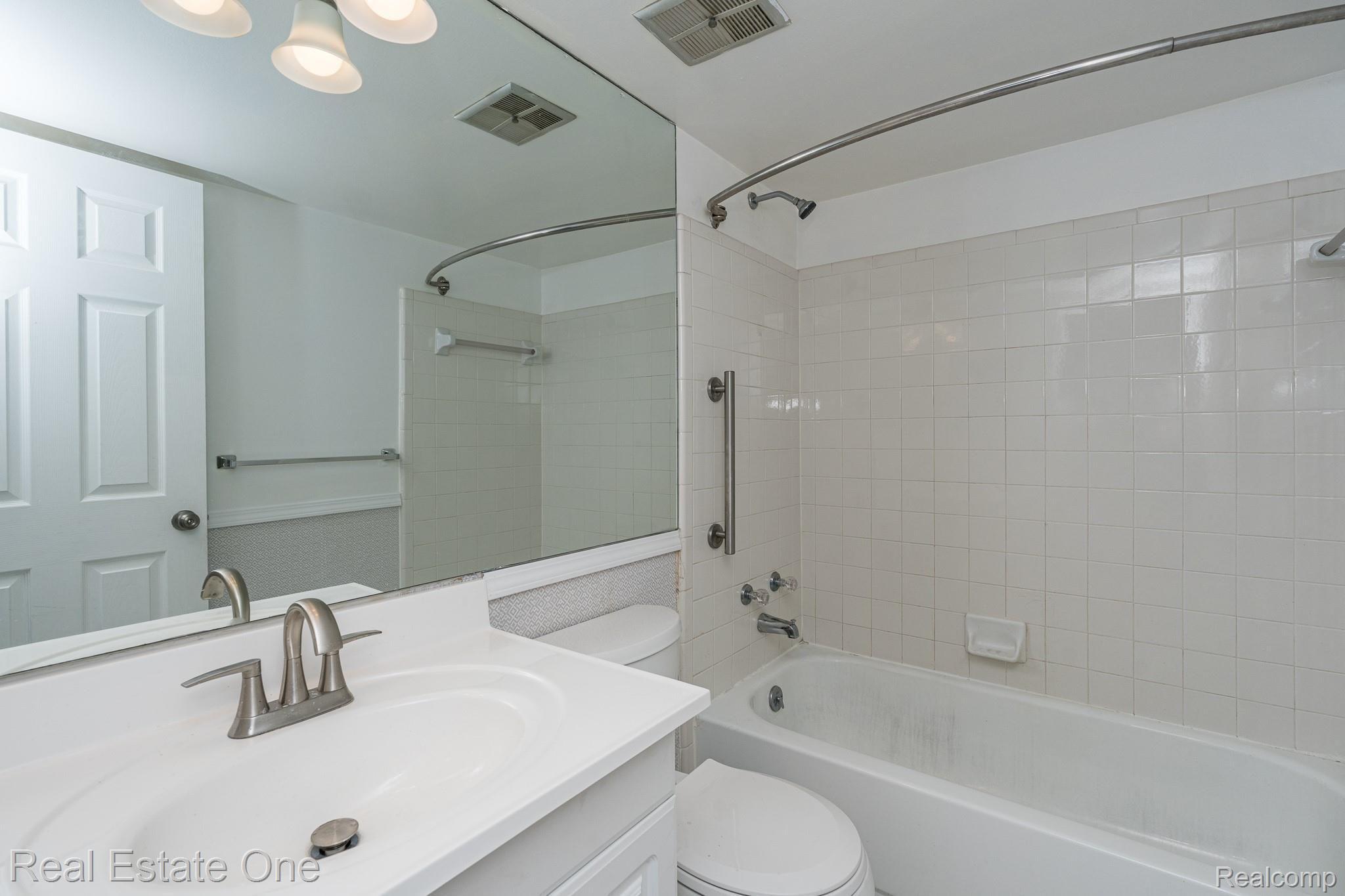 27214 Evergreen Road Southfield, MI 48076 - Photo 13 of 18 evergreen 12.jpg