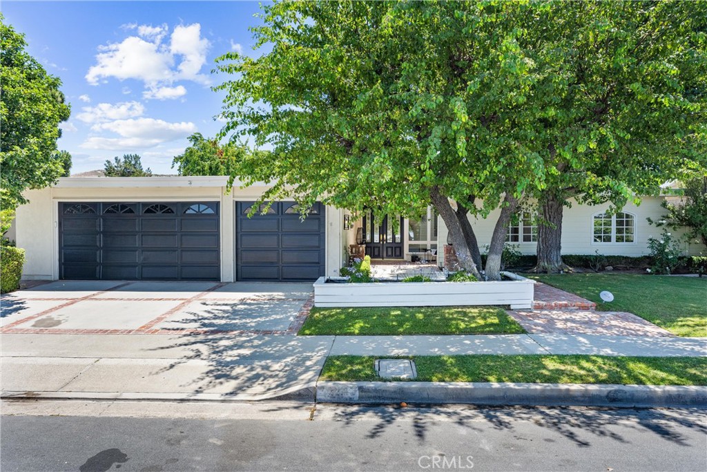 29 Bethany Drive Irvine, CA 92603 - Photo 4 of 44 a front view of a house with a garden