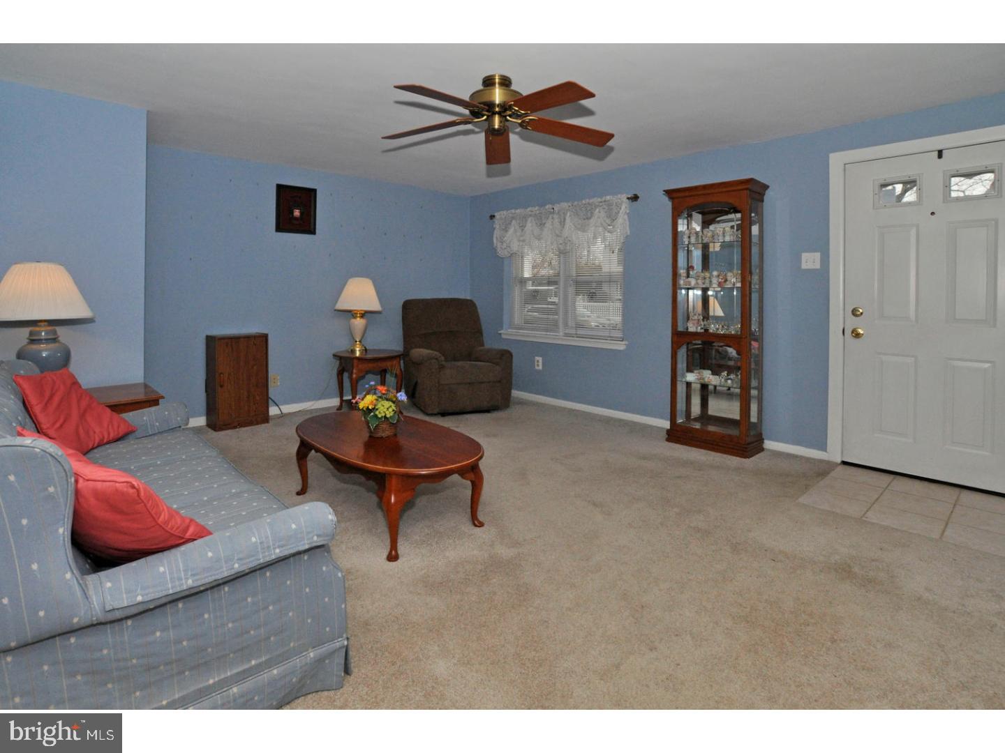 336 Lyster Road Oreland, PA 19075 - Photo 4 of 25 Living Room