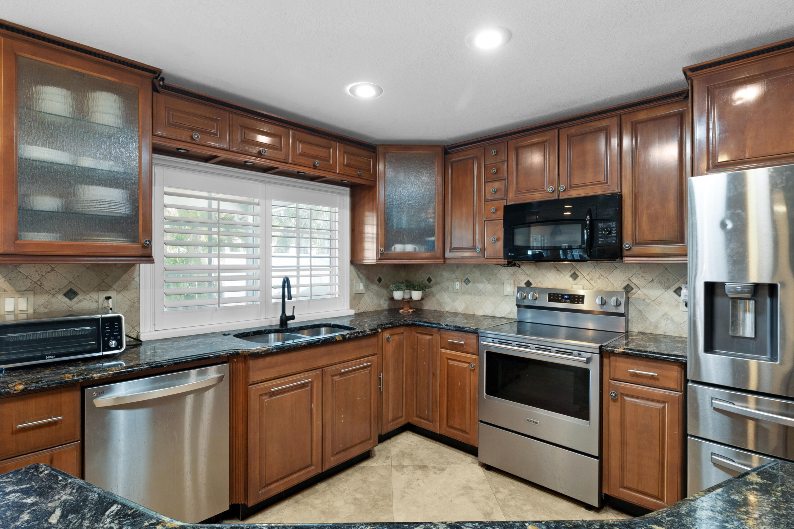 8017 Northwest 74th Terrace Tamarac, FL 33321 - Photo 12 of 32 accutour_02 8017-nw-74th-terrace -018