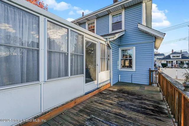 a picture of floor with a floor plan