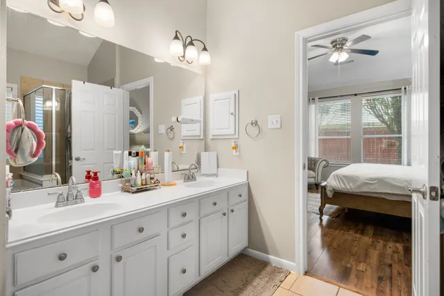 a en suite bathroom with 2 sink and a mirror