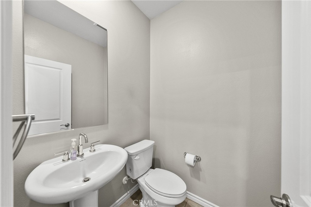 17868 Upton Carson, CA 90746 - Photo 9 of 27 Gallery Image 9