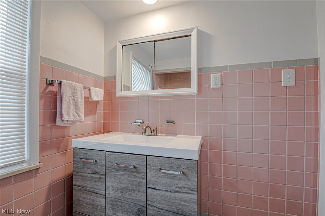 2329 Traymore Road Cleveland, OH 44118 - Photo 12 of 21