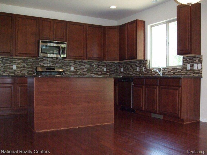 3501 Shadwell Lane Rochester, MI 48306 - Photo 17 of 23 Kitchen