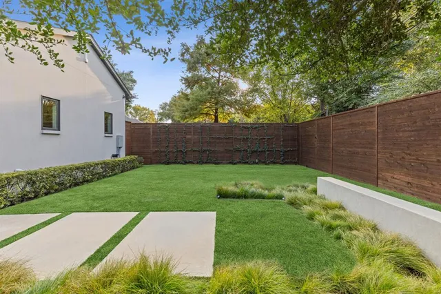 a view of yard with green space