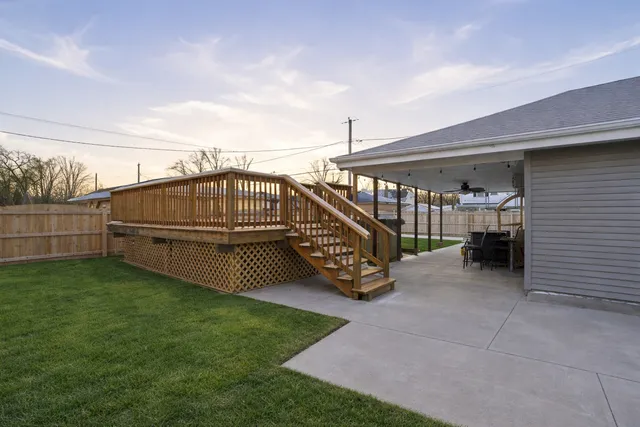 a view of a house with a backyard