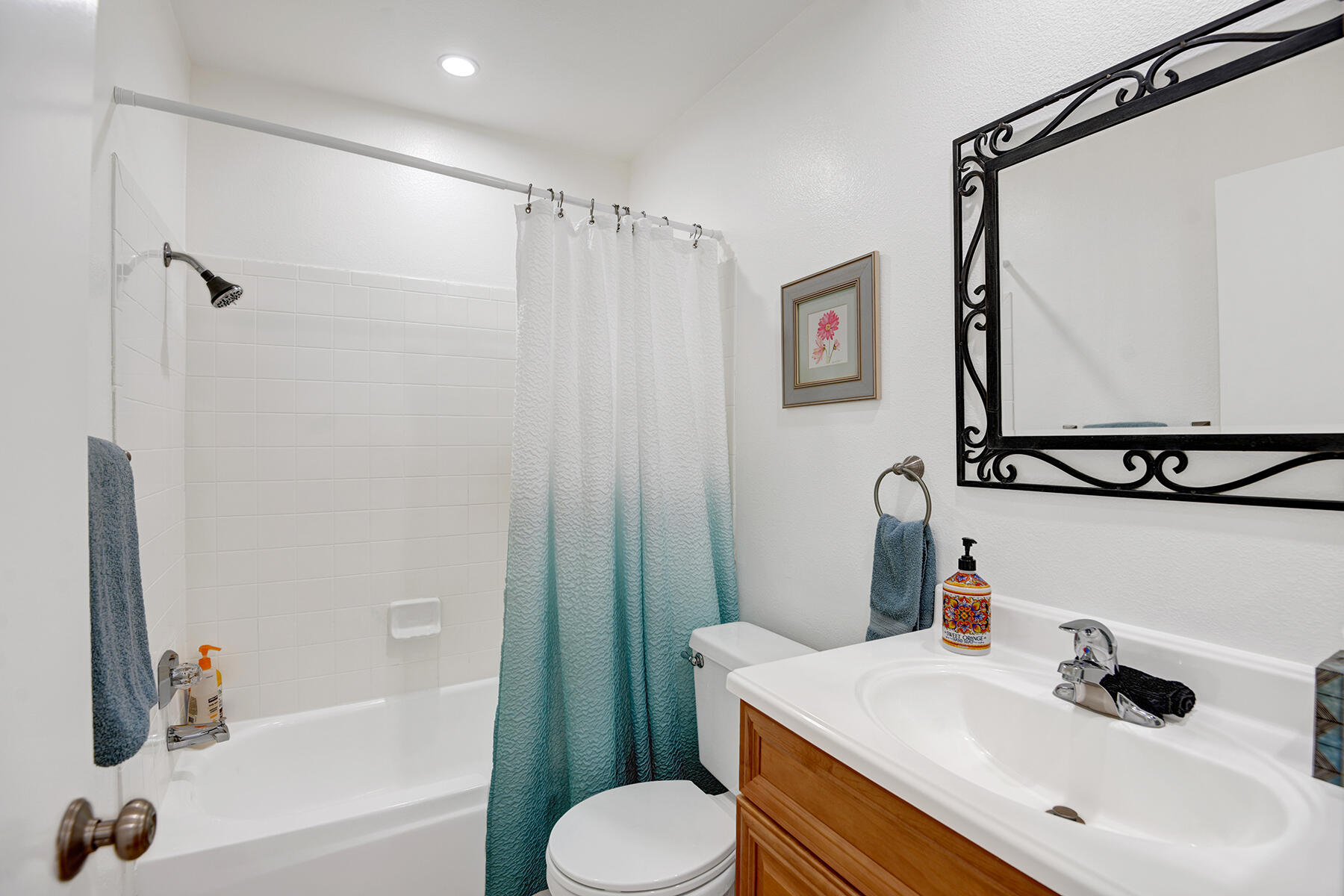 235 Vía Rengo Palm Desert, CA 92260 - Photo 12 of 16 GUEST BATH RS