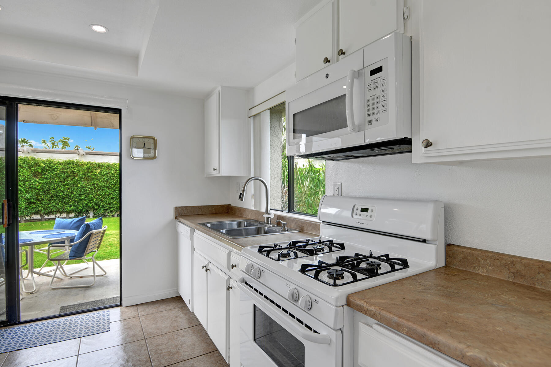 235 Vía Rengo Palm Desert, CA 92260 - Photo 5 of 16 KITCHEN COOKTOP SIDE RS