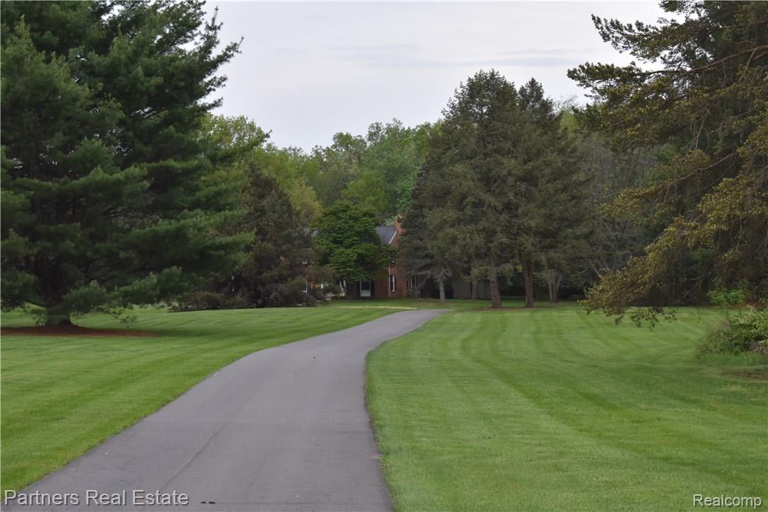 4400 Golf Club Road Howell, MI 48843 - Photo 4 of 68 Driveway coming up to house