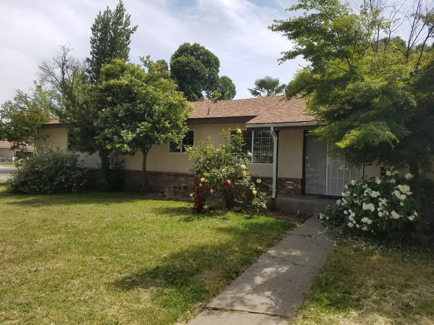 a view of a house with a yard