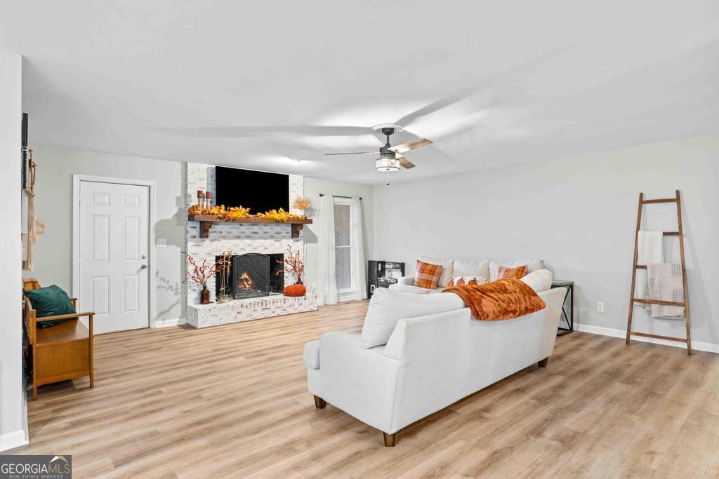 1881 Timberlane Road Milledgeville, GA 31061 - Photo 3 of 28 a living room with furniture and a fireplace or television