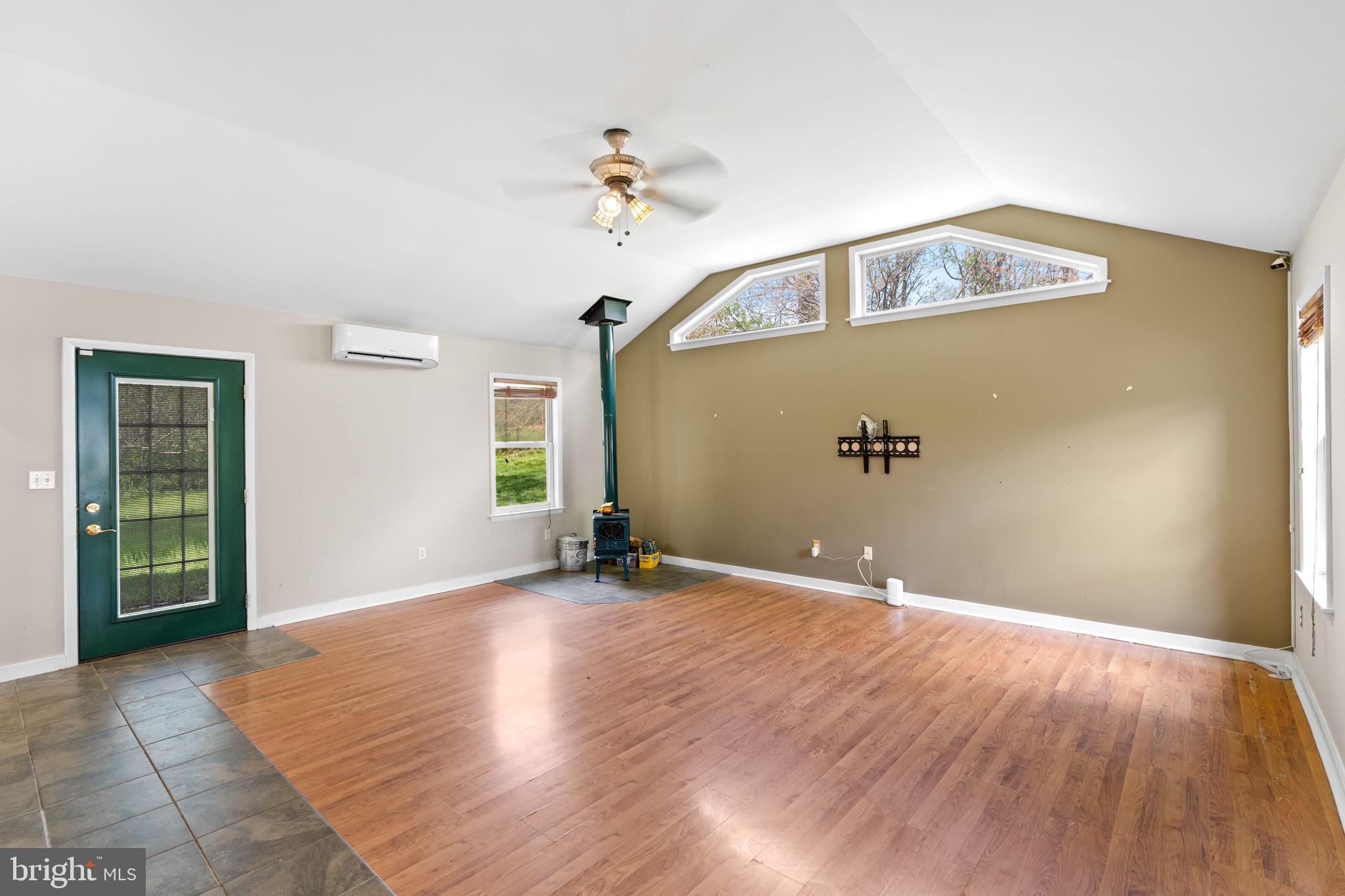 5002 Burkittsville Road Jefferson, MD 21755 - Photo 10 of 40 Spacious room with natural light.