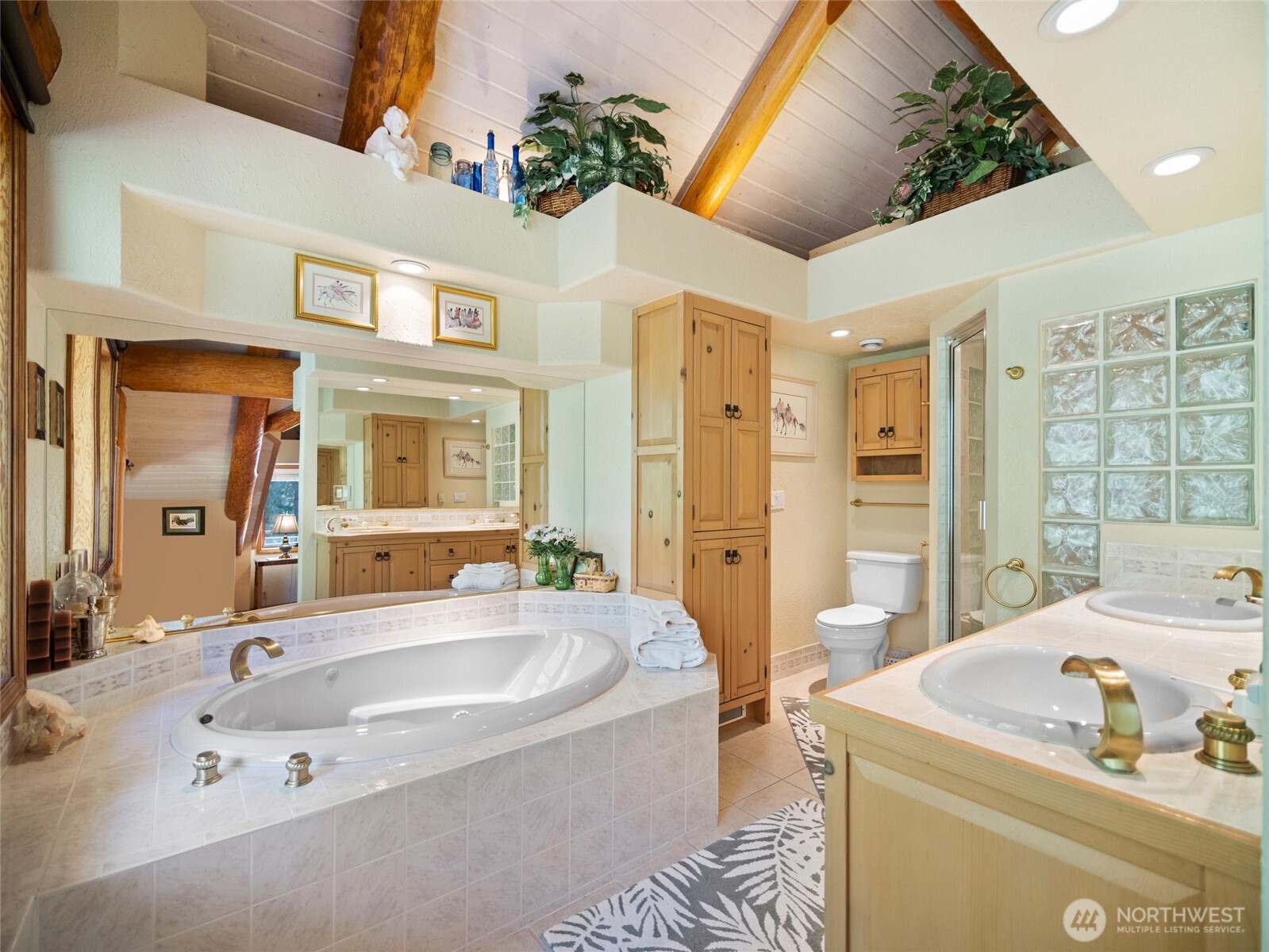 13537 Entiat River Road Entiat, WA 98822 - Photo 21 of 40 a bathroom with a tub sink and mirror