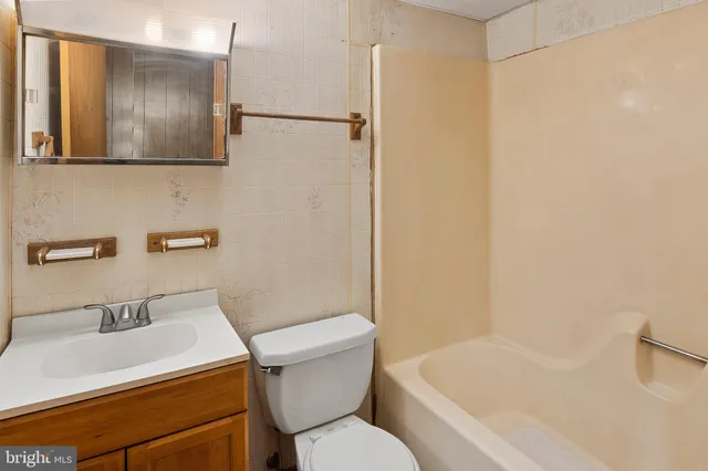 a view of room with a ceiling fan