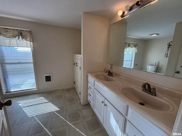 $275,000 | 1836 North 1300 East Road, Taylorville, IL 62568