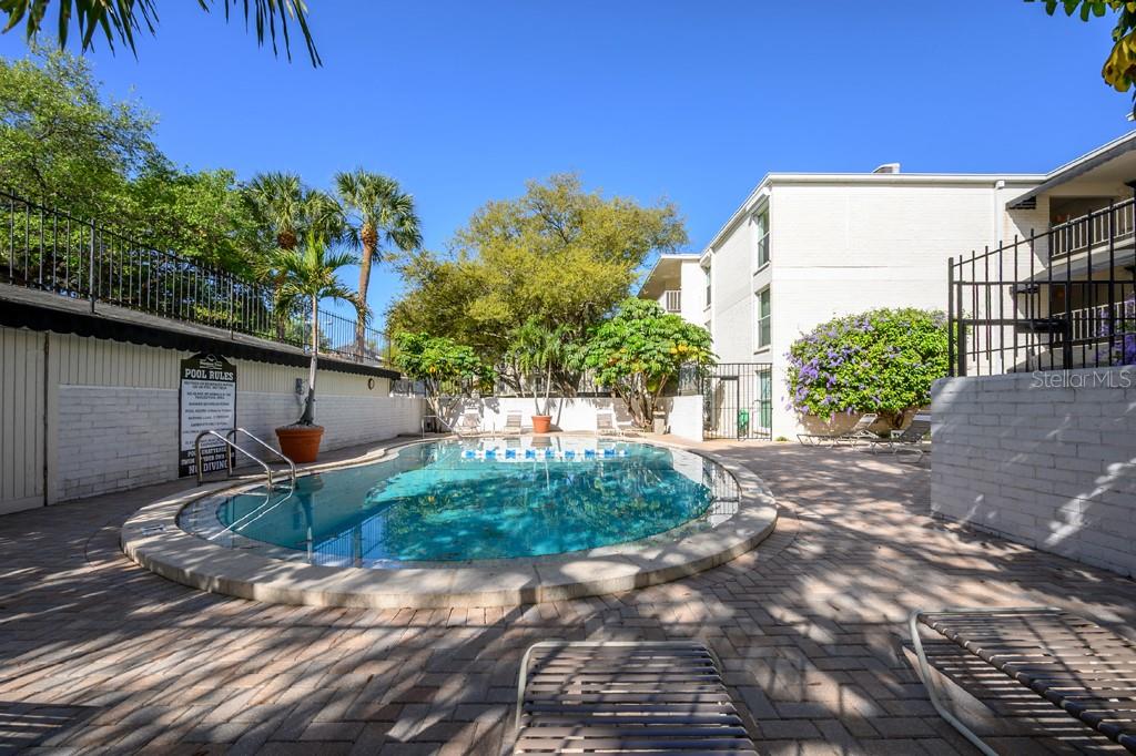 3325 Bayshore Boulevard, Unit A17 Tampa, FL 33629 - Photo 21 of 31 a backyard of a house with lots of green space