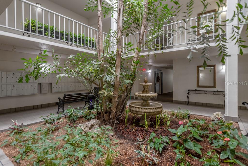 3325 Bayshore Boulevard, Unit A17 Tampa, FL 33629 - Photo 27 of 31 a backyard of a house with outdoor seating