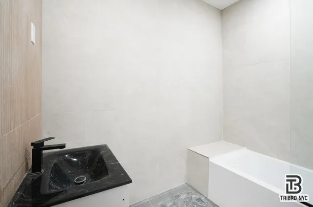 $9,000 | 141 Meserole Street, Unit 1A | Williamsburg