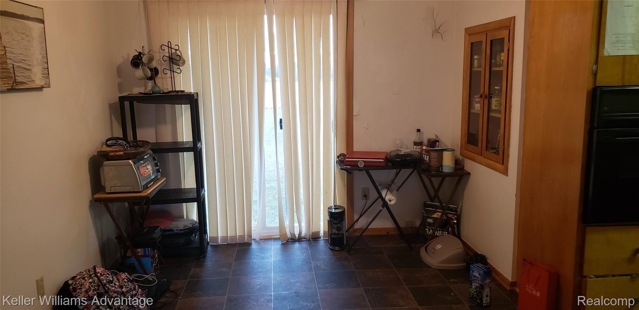 3111 Pierce Road Saginaw, MI 48604 - Photo 9 of 26 Eat in area 1.jpg