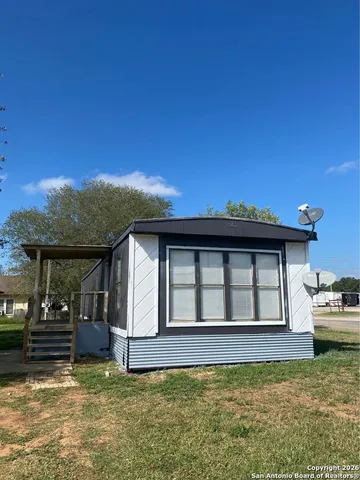 $950 | 1102 Simmons Avenue, Unit 1, Jourdanton, TX 78026