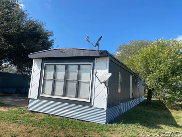 $950 | 1102 Simmons Avenue, Unit 1, Jourdanton, TX 78026