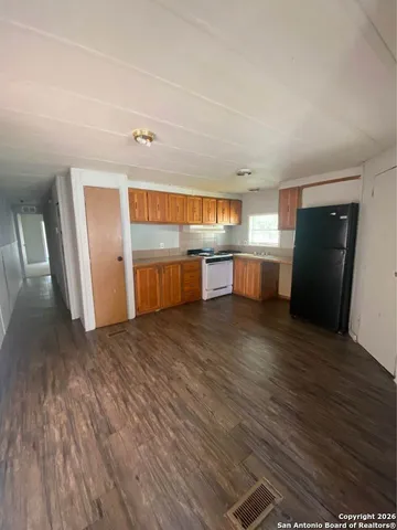 $950 | 1102 Simmons Avenue, Unit 1, Jourdanton, TX 78026
