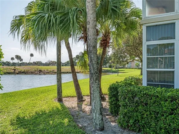 $1,350 | 34 Vista Gdns Trail, Unit 107, Vero Beach, FL 32962