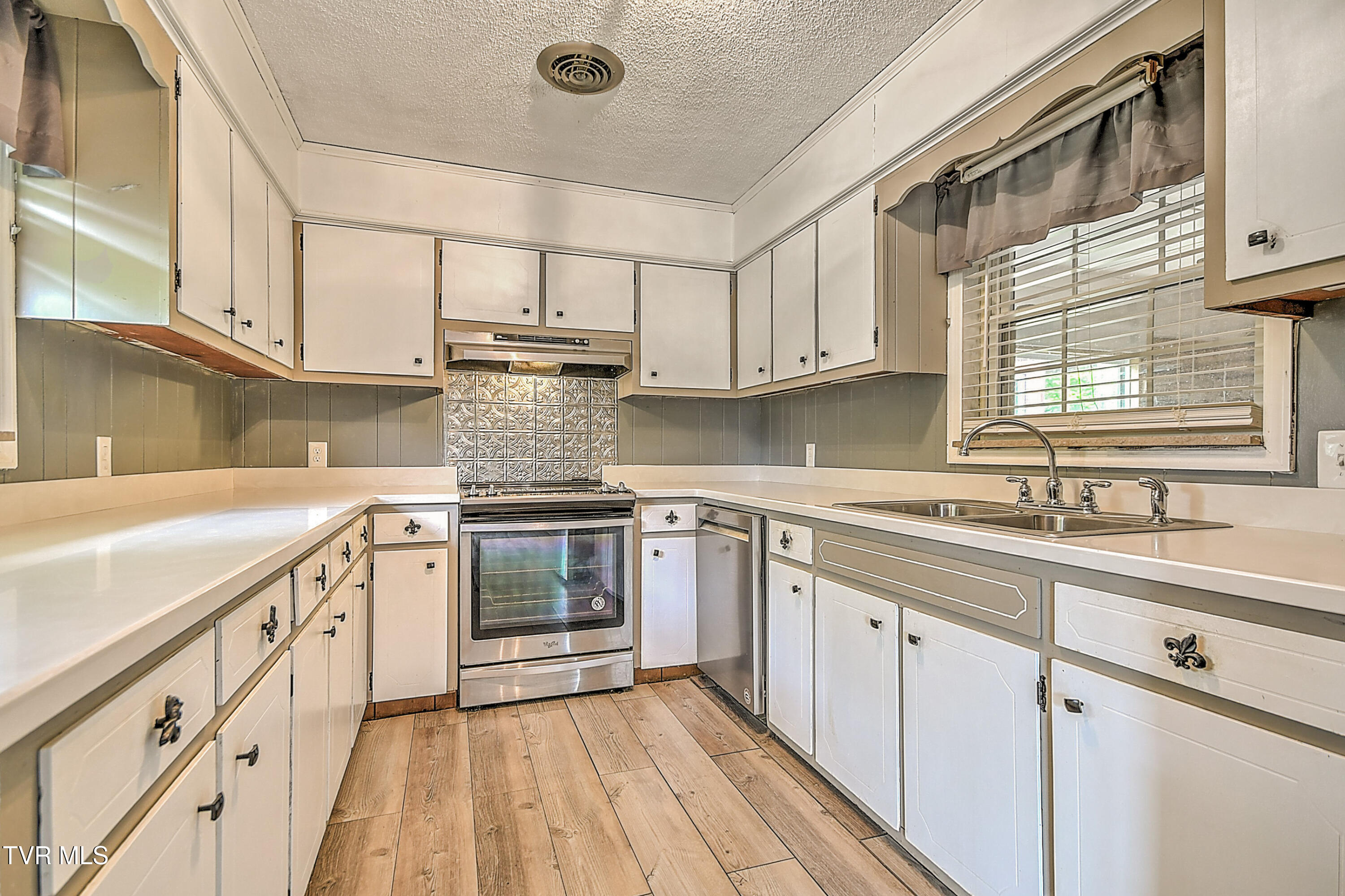 101 Garden Circle Greeneville, TN 37745 - Photo 12 of 53 101 Garden Cir JC-12