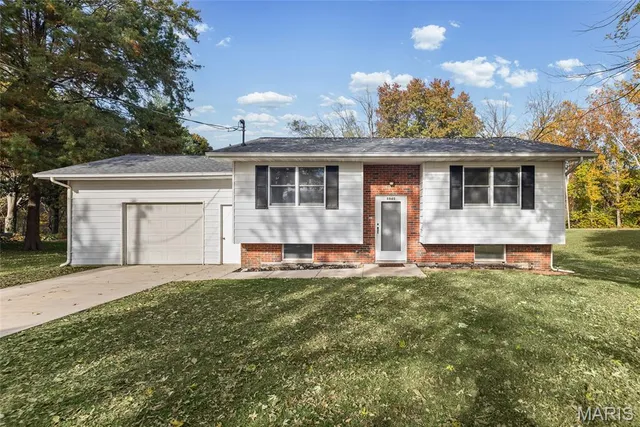 $275,000 | 5945 Redbud Lane, Edwardsville, IL 62025