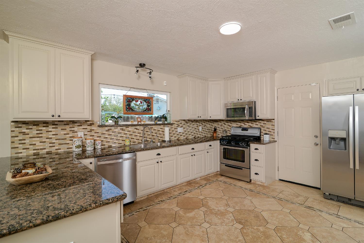 3309 Brookwood Road Sacramento, CA 95821 - Photo 10 of 36