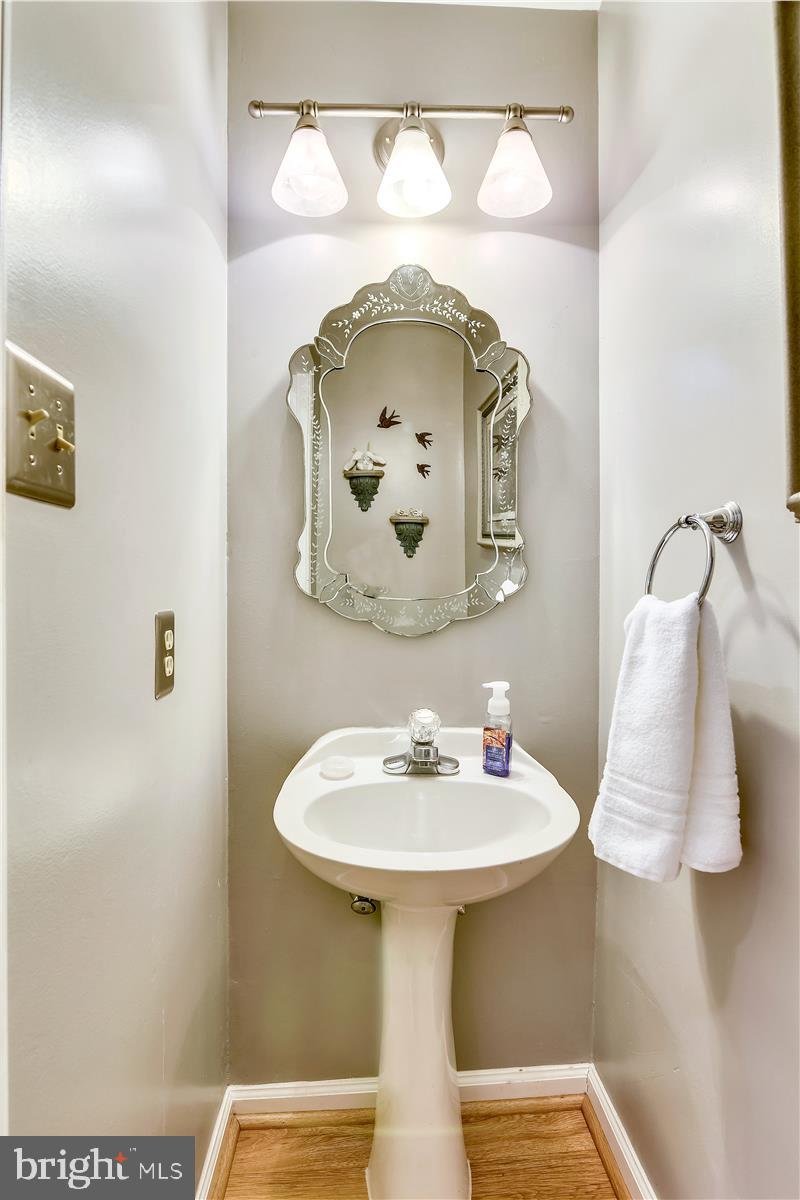 20783 Apollo Terrace Ashburn, VA 20147 - Photo 11 of 31 Powder room