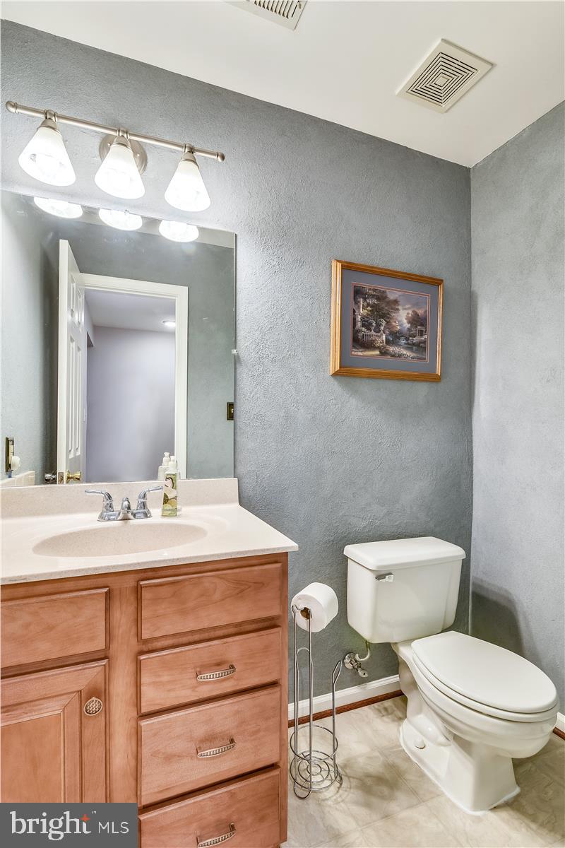 20783 Apollo Terrace Ashburn, VA 20147 - Photo 20 of 31 LL powder room