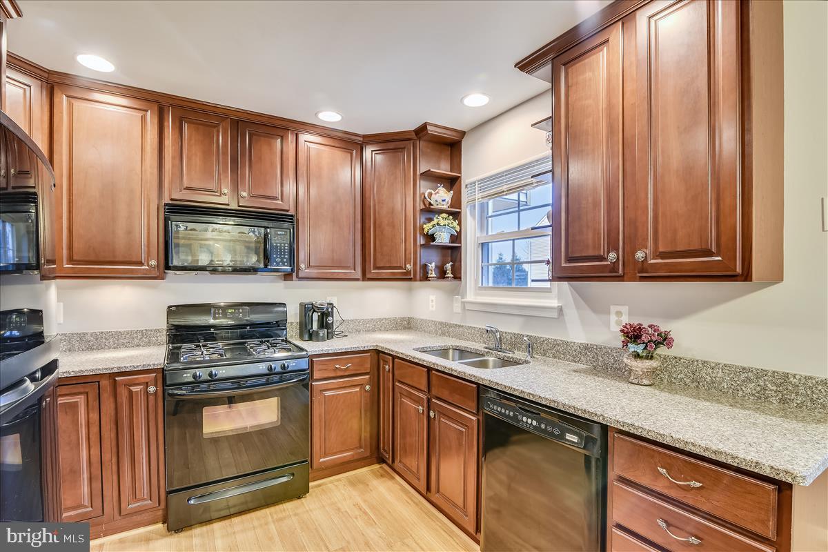 20783 Apollo Terrace Ashburn, VA 20147 - Photo 7 of 31 Cherry 42" cabs, recessed lighting, lazy Susan