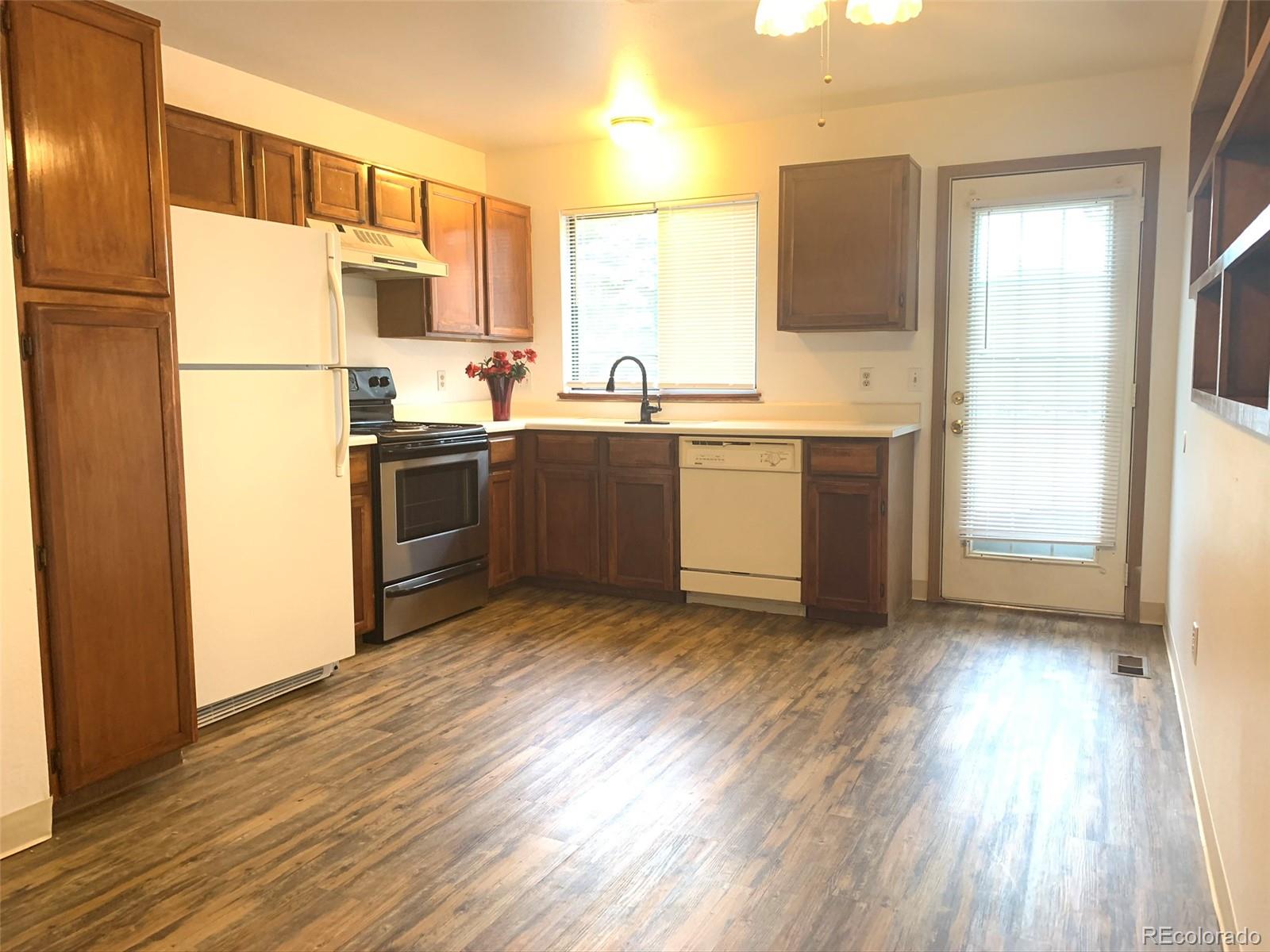 9549 Devon Court Highlands Ranch, CO 80126 - Photo 8 of 28 Gallery Image 8